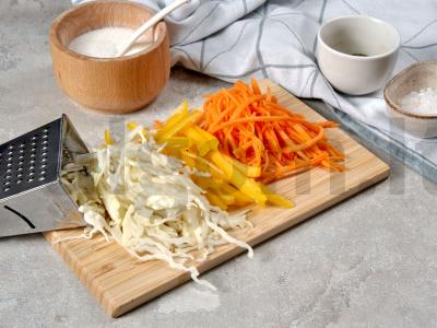 Dietinės kopūstų salotos Žingsnis 1