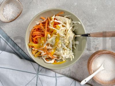 Dietinės kopūstų salotos Žingsnis 2
