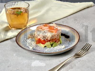 Dietinės salotos su avokadais pagrindine nuotrauka