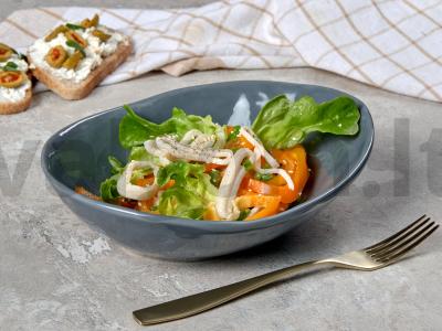 Dietinės kalmarų salotos pagrindine nuotrauka
