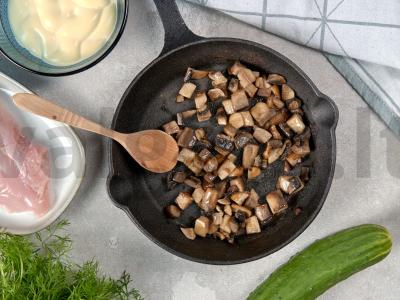 Dietinės agurkų salotos Žingsnis 1