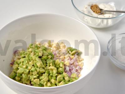 Dietinės kiaušinių salotos Žingsnis 2