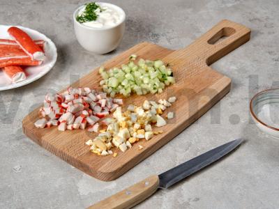 Dietinės salotos su krabų lazdelėmis Žingsnis 1