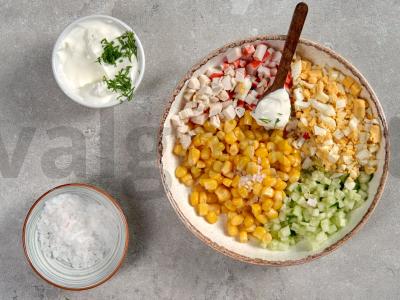 Dietinės salotos su krabų lazdelėmis Žingsnis 2