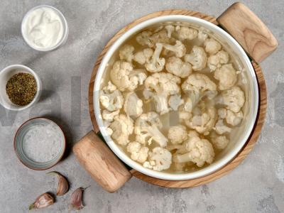 Dietinės salotos su žiediniais kopūstais Žingsnis 1