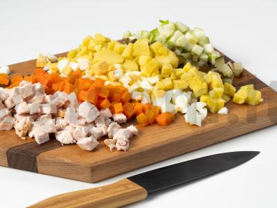 Dietinės salotos su virtais produktais Žingsnis 1