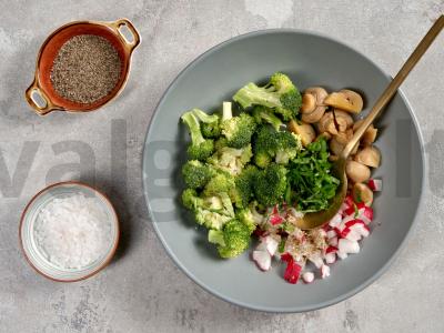 Dietinės brokolių salotos Žingsnis 2