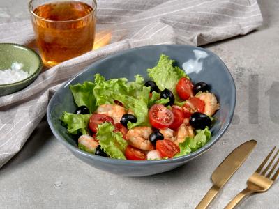 Dietinės salotos su pomidorais pagrindine nuotrauka