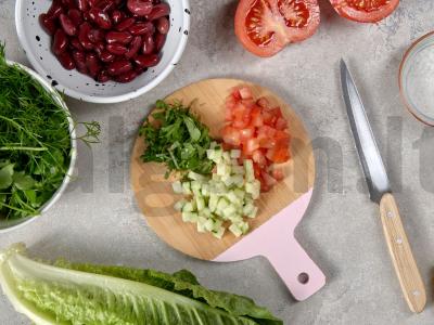 Dietinės salotos su raudonosiomis pupelėmis Žingsnis 1