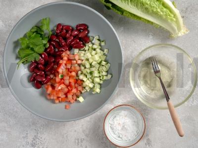 Dietinės salotos su raudonosiomis pupelėmis Žingsnis 3