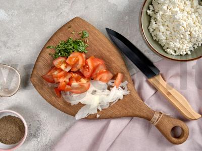 Dietinės salotos su varške ir pomidorais "Rožinis rojus" Žingsnis 1