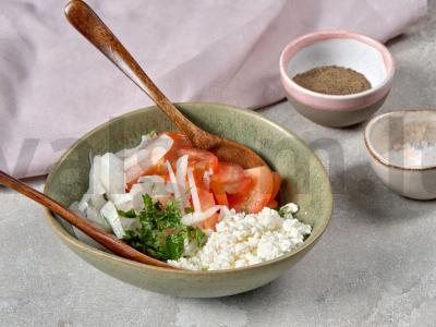 Dietinės salotos su varške ir pomidorais "Rožinis rojus" Žingsnis 2