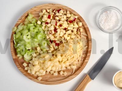 Dietinės salotos su ananasais Žingsnis 1