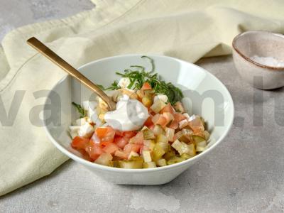 Dietinės salotos su marinuotais agurkais Žingsnis 2