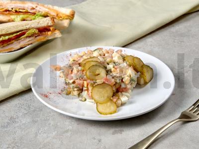 Dietinės salotos su marinuotais agurkais pagrindine nuotrauka