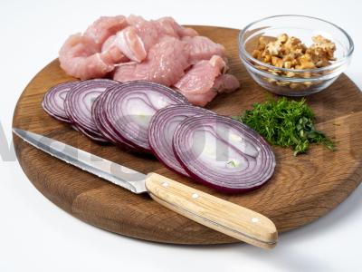 Troškinta kalakutiena su sūriu ir riešutais Žingsnis 1