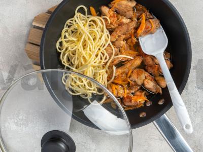 Kalakutiena su makaronais ir paprika Žingsnis 2