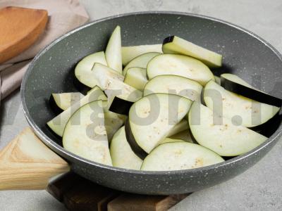 Kalmarų ir baklažanų salotos Žingsnis 1