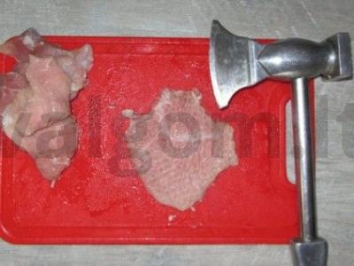 Kiauliena, kepta su grietinės, česnakų padažu ir sūriu Žingsnis 1