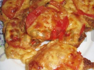 Kiauliena, kepta su grietinės, česnakų padažu ir sūriu pagrindine nuotrauka