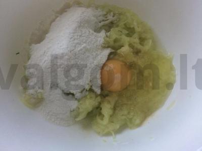 Cukinijų čeburekai su sūrio įdaru Žingsnis 3