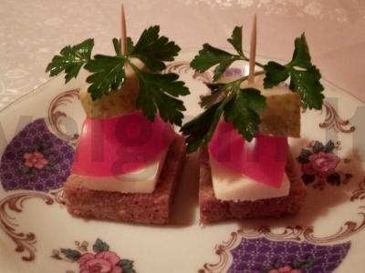 Kanapės su sūriu ir kriauše pagrindine nuotrauka