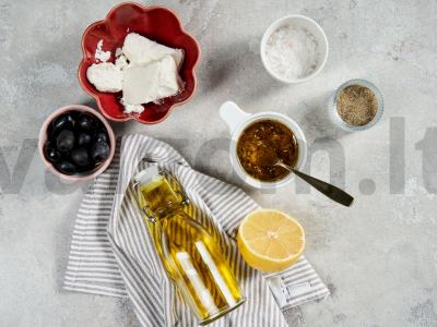 Klasikinės graikiškos salotos su raudonaisiais svogūnais Žingsnis 1
