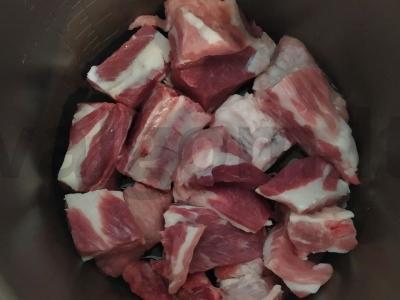 Gardžios bulvės su kiaulienos šonkauliukais multicooker keptuvėje Žingsnis 1