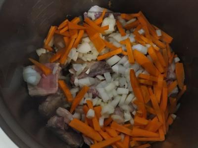 Gardžios bulvės su kiaulienos šonkauliukais multicooker keptuvėje Žingsnis 2