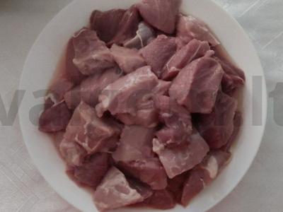 Troškintos bulvės ir mėsa su česnakiniu padažu rankovėje Žingsnis 1