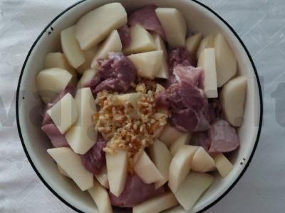 Troškintos bulvės ir mėsa su česnakiniu padažu rankovėje Žingsnis 3