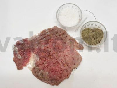 Delikatesinės kiaulienos medalionai su ananasais ir saulėje džiovintais pomidorais Žingsnis 1