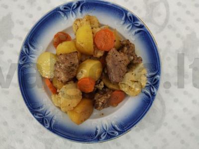 Širdinga kiauliena su bulvėmis ir daržovėmis daugiafunkcinėje keptuvėje pagrindine nuotrauka