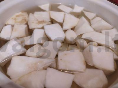 Aromatingas bulvių troškinys su salierais ir šonine Žingsnis 1