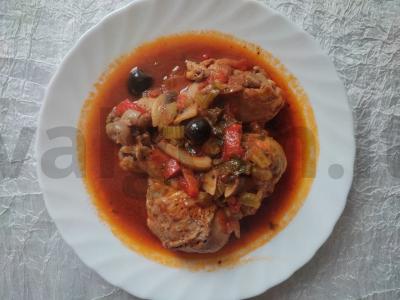 Cacciatore - itališkai pagaminta vištiena su daržovėmis ir grybais pagrindine nuotrauka