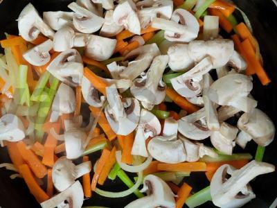 Aromatinga jautiena su grybais ir salierais raudonajame vyne Žingsnis 2