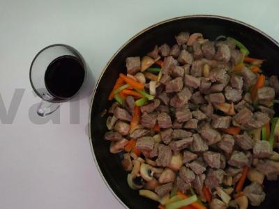 Aromatinga jautiena su grybais ir salierais raudonajame vyne Žingsnis 3