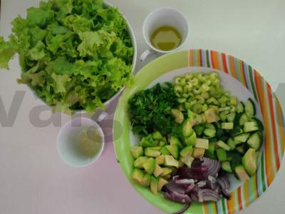 Vitaminų salotos su avokadais ir salierų stiebais Žingsnis 3