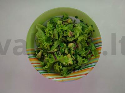 Vitaminų salotos su avokadais ir salierų stiebais pagrindine nuotrauka