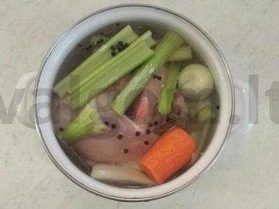 Naminiai vištienos makaronai su salierais Žingsnis 1