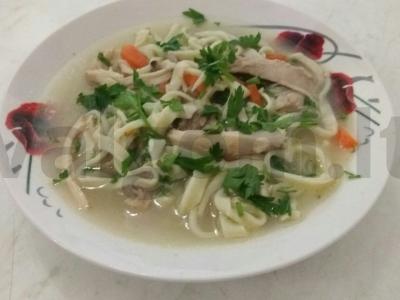 Naminiai vištienos makaronai su salierais pagrindine nuotrauka