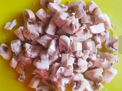 Troškinti vištienos blauzdelės su makaronais ir grybais Žingsnis 2