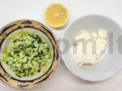 Spalvingas užkandis iš lašišos, sūrio, avokado ir agurkų tartaletėse Žingsnis 1