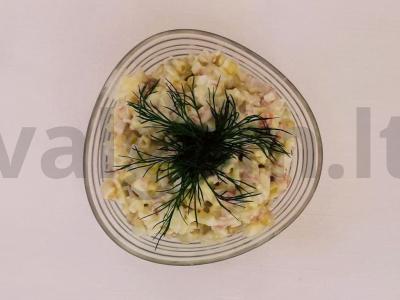 Paprastos salotos su krabų lazdelėmis ir saldžiaisiais kukurūzais pagrindine nuotrauka