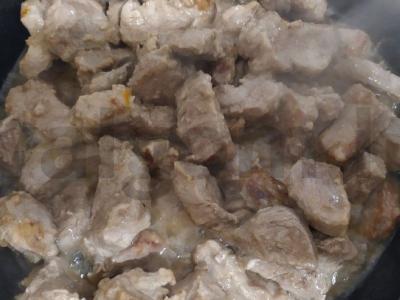 Sodraus kreminio skonio grietinėje troškinta kiauliena Žingsnis 3