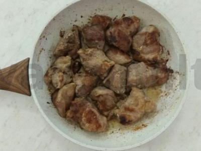 Kepta kiauliena su bulvėmis po grietinės ir grybų padažu Žingsnis 2