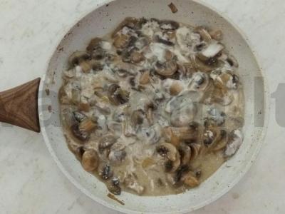 Kepta kiauliena su bulvėmis po grietinės ir grybų padažu Žingsnis 3