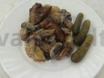 Kepta kiauliena su bulvėmis po grietinės ir grybų padažu pagrindine nuotrauka
