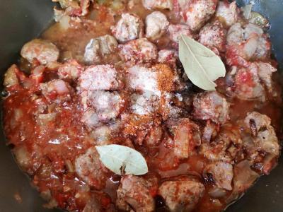Guliašas su džiovintomis slyvomis ir paprika Žingsnis 3