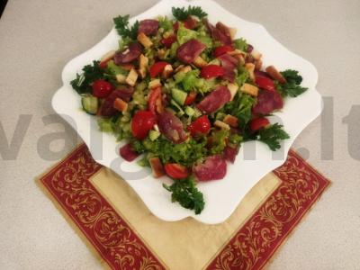Yummy šoninės salotos pagrindine nuotrauka
